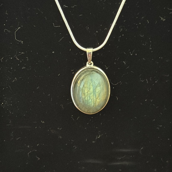 Labradorite Pendant and Stretch Bracelet Set - Picture 3 of 7